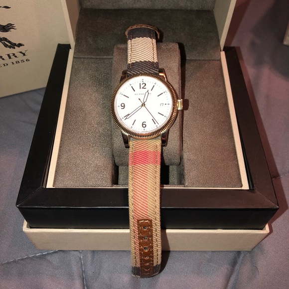 Authentic BURBERRY WOMENS WATCH - Picture 4 of 8